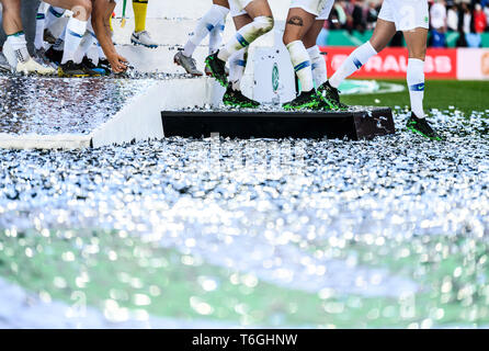 Cologne, Allemagne. 01 mai, 2019. Fonction, image décorative, cérémonie de remise du prix, les pieds, les paillettes. GES/football/Women's Final DFB : VfL Wolfsburg - SC Fribourg, 01.05.2019 Football/soccer : "Femmes en finale de la Coupe allemande : Wolfsburg vs Allemagne. Fribourg, Cologne, 1 mai, 2019 | dans le monde entier l'utilisation de crédit : afp/Alamy Live News Banque D'Images