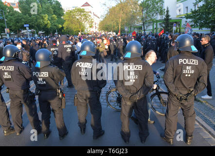 Berlin, Allemagne. 01 mai, 2019. Berlin, 1 mai 2019 : la police et les manifestants de gauche face à un jour peut-être de gauche contre-manifestation dans le quartier Friedrichshain de Berlin. Crédit : Paul Zinken/dpa Crédit : Paul Zinken/dpa/Alamy Live News Banque D'Images