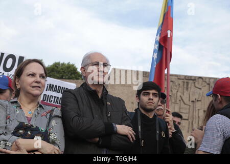 Madrid, Espagne. 1er mai 2019. L'ex-maire de Caracas, Antonio Ledezma vu l'écoute de la voix de la liberté de la diaspora vénézuélienne à Madrid pendant la manifestation.Des centaines d'exilés vénézuéliens en Espagne sont concentrés dans la Plaza de ColÃ³n à Madrid. Ils exigent la fin du mandat de Nicolas Maduro afin que Juan GuaidÃ³ peut mener le processus d'élections libres et démocratiques. Credit : Lito Lizana SOPA/Images/ZUMA/Alamy Fil Live News Banque D'Images