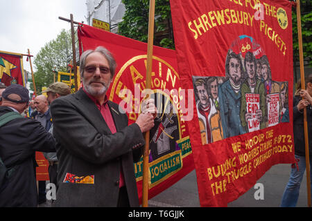 Londres, Royaume-Uni. 2mai 2019. Les piquets d'mbanner Shewsbury sur le Jour annuel du mois de mai mars à Londres a commencé à partir de Clerkenwell Green, comme d'habitude, la protestation a été dominé par les communautés de migrants de Londres, en particulier des groupes turcs et kurdes. Deux personnes portant une bannière d'exclusion-trans ont ensuite demandé de quitter le mars. Peter Marshall/Alamy Live News Banque D'Images