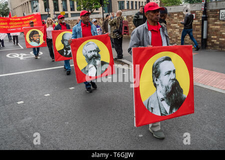 Londres, Royaume-Uni. 2mai 2019. Marx, Lénine et l'Engles étaient sur un certain nombre de bannières et affiches sur le Jour annuel du mois de mai mars à Londres comme d'habitude, la protestation a été dominé par les communautés de migrants de Londres, en particulier des groupes turcs et kurdes. Deux personnes portant une bannière d'exclusion-trans ont ensuite demandé de quitter le mars. Peter Marshall/Alamy Live News Banque D'Images