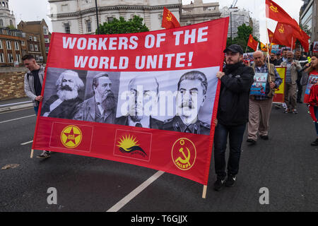 Londres, Royaume-Uni. 2mai 2019. Commujnits turc avec une bannière "Les travailleurs du monde entier, unissez-vous !' à l'assemblée annuelle peut jour mars à Londres à partir de Clerkenwell Green, comme d'habitude, la protestation a été dominé par les communautés de migrants de Londres, en particulier des groupes turcs et kurdes. Deux personnes portant une bannière d'exclusion-trans ont ensuite demandé de quitter le mars. Peter Marshall/Alamy Live News Banque D'Images