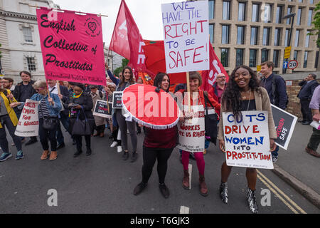 Londres, Royaume-Uni. 1er mai 2019. L'anglais collectif de Prostitues avec des bannières et des pancartes sur le Jour annuel du mois de mai mars à Londres à partir de Clerkenwell Green, comme d'habitude, la protestation a été dominé par les communautés de migrants de Londres, en particulier des groupes turcs et kurdes. Deux personnes portant une bannière d'exclusion-trans ont ensuite demandé de quitter le mars. Peter Marshall/Alamy Live News Banque D'Images