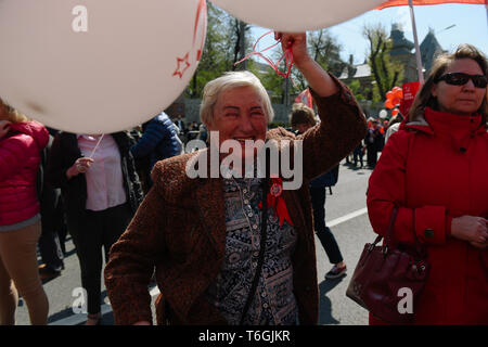 Moscou, Russie. 1er mai 2019. Personnes participent à la Journée internationale du Travail mars à Moscou, Russie, le 1 mai 2019. Autour de 3 500 personnes ont défilé à travers le centre-ville de Moscou pour célébrer la Journée internationale du Travail. Credit : Evgeny Sinitsyn/Xinhua/Alamy Live News Banque D'Images