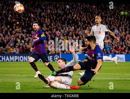 Barcelone, Espagne. 1er mai 2019. Le FC Barcelone Luis Suarez (R) de Liverpool avant le dispute à l'Andrew Robertson durant la première demi-finale de la Ligue des Champions de football match de jambe entre Liverpool et le FC Barcelone à Barcelone, Espagne, le 1 mai 2019. Barcelone a gagné 3-0. Credit : Joan Gosa/Xinhua/Alamy Live News Banque D'Images