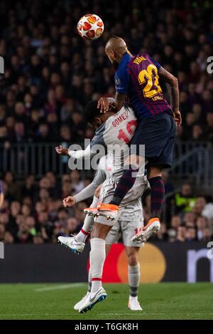 Barcelone, Espagne. 1er mai 2019. FC Barcelone, le Arturo Vidal (R) de Liverpool, rivalise avec Joe Gomez durant la première demi-finale de la Ligue des Champions de football match de jambe entre Liverpool et le FC Barcelone à Barcelone, Espagne, le 1 mai 2019. Barcelone a gagné 3-0. Credit : Joan Gosa/Xinhua/Alamy Live News Banque D'Images