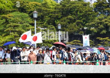 Bienfaiteurs attendre pour voir le nouvel empereur héritier Naruhito en dehors du Palais Impérial de Tokyo, au Japon, le 1 mai 2019, le premier jour de l'ère de l'Reiwa. Credit : Naoki Nishimura/AFLO/Alamy Live News Banque D'Images