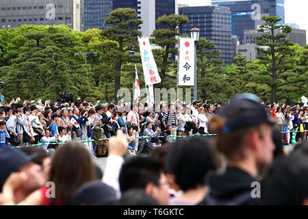 Bienfaiteurs attendre pour voir le nouvel empereur héritier Naruhito en dehors du Palais Impérial de Tokyo, au Japon, le 1 mai 2019, le premier jour de l'ère de l'Reiwa. Credit : Naoki Nishimura/AFLO/Alamy Live News Banque D'Images