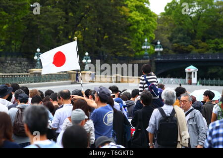 Bienfaiteurs attendre pour voir le nouvel empereur héritier Naruhito en dehors du Palais Impérial de Tokyo, au Japon, le 1 mai 2019, le premier jour de l'ère de l'Reiwa. Credit : Naoki Nishimura/AFLO/Alamy Live News Banque D'Images