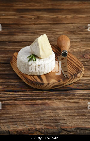 Fromage Brie ou camembert sur woden board avec couteau pour fromage à pâte molle Banque D'Images