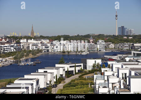 Phoenix lake, dans l'arrière parc Signal Iduna, BVB stadium et Florian Tower, Dortmund, Allemagne Europe Banque D'Images