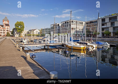 Voiliers et Château Hoerder au Phoenix Lake, Dortmund, Ruhr, Allemagne, Europe Banque D'Images