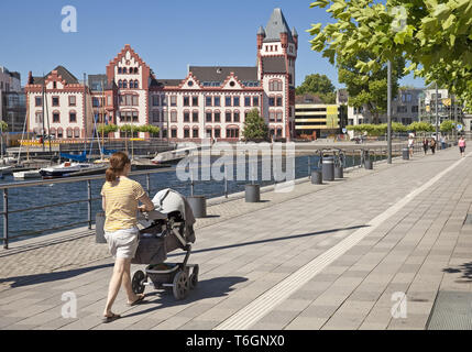 Mère avec château Hoerde au Phoenix Lake, Dortmund, Rhénanie du Nord-Westphalie, Allemagne, Europe Banque D'Images