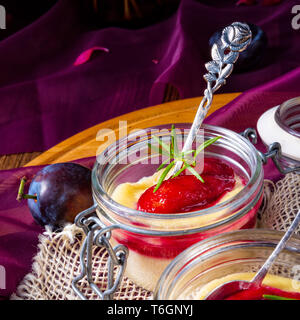 Pour le petit déjeuner à la semoule au lait frais avec de la cannelle et des prunes Banque D'Images