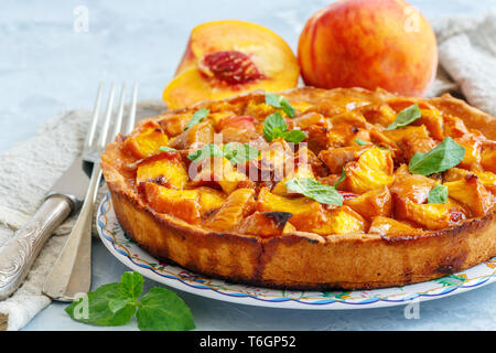 Tarte aux pommes farcies aux pêches fraîches. Banque D'Images