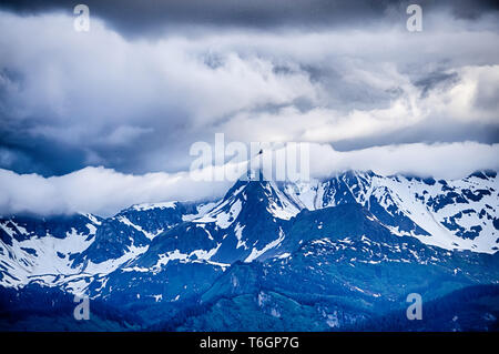 Magnifique coucher de soleil et montagnes en Alaska paysage cloudsy Banque D'Images