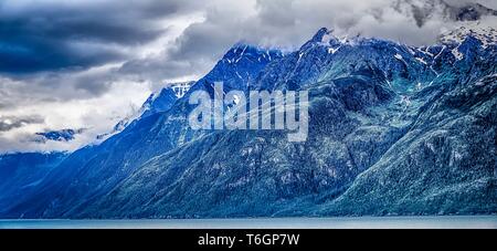 Magnifique coucher de soleil et montagnes en Alaska paysage cloudsy Banque D'Images