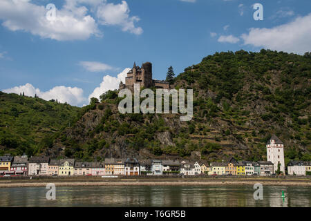 Vue de la rue du village allemand Goarhausen avec château Katz Banque D'Images