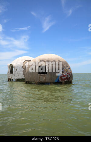 Ciel bleu sur la Cape Romano dome house ruins Banque D'Images