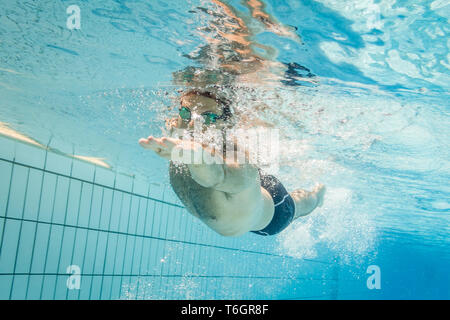 Le nageur dans la piscine.de photo sous-marine avec l'exemplaire de l'espace. Banque D'Images