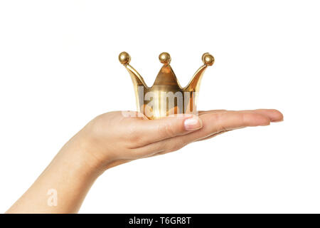 Femme hand holding golden crown isolé sur fond blanc Banque D'Images