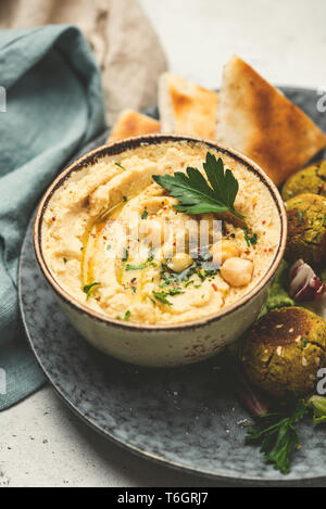 Houmous de pois chiches et des falafels servi avec du pain pita. Vue rapprochée. L'arabe, végétarien nourriture saine, une collation ou un apéritif Banque D'Images