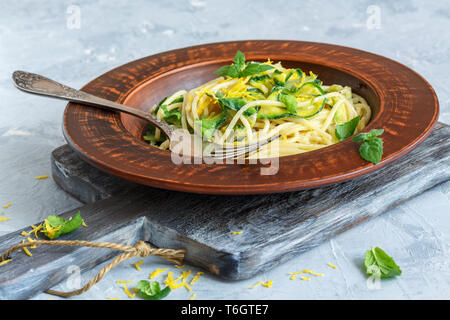 Spaghetti aux courgettes et menthe fraîche. Banque D'Images