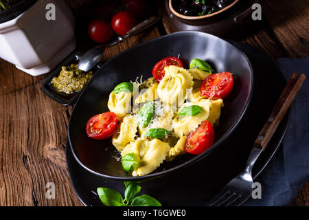 Tortellini épinard rustique avec du fromage et des tomates cocktail cocktail Banque D'Images