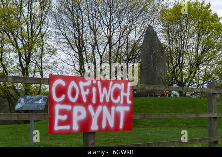 Cofiwch Epynt graffitis au mémorial de l'obélisque, Prince Llewelyn Powys, Pays de Galles, Cilmery, (angl. N'oubliez pas 'Epynt') Avril 2019 Banque D'Images