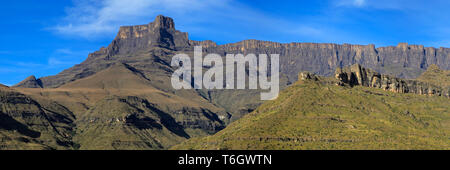 Vue panoramique sur l'amphithéâtre des montagnes du Drakensberg, Parc national royal Natal, Afrique du Sud Banque D'Images