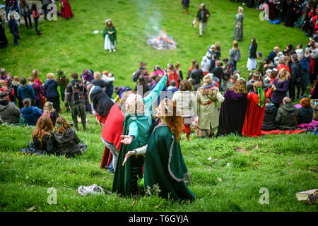 Les gens s'embrassent pendant la célébration Beltane à Glastonbury Chalice Well, où les gens se rassemblent pour observer une interprétation moderne de l'antique fertilité païenne celtique sacre du printemps. Banque D'Images