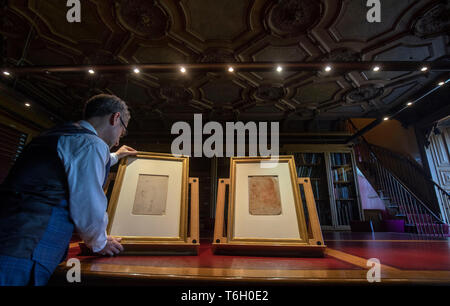 Martin Clayton, chef des dessins et estampes, Royal Collection Trust avec un dessin qui a été récemment confirmé comme un portrait de Léonard de Vinci et fait partie de la collection Royale au château de Windsor qui est à afficher dans l'été au palais de Buckingham. Banque D'Images