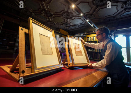 Martin Clayton, chef des dessins et estampes, Royal Collection Trust avec un dessin qui a été récemment confirmé comme un portrait de Léonard de Vinci et fait partie de la collection Royale au château de Windsor qui est à afficher dans l'été au palais de Buckingham. Banque D'Images