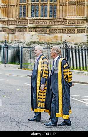 Les juges et QCs, entièrement vêtu, venant de l'assemblée annuelle de juges dans l'abbaye de Westminster, marquant le début de l'année juridique Banque D'Images