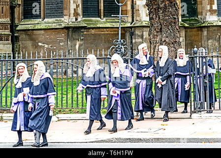 Les juges et QCs, entièrement vêtu, venant de l'assemblée annuelle de juges dans l'abbaye de Westminster, marquant le début de l'année juridique Banque D'Images