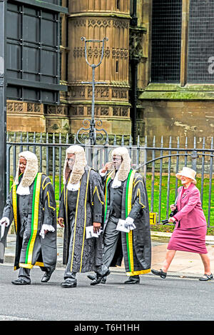 Les juges et QCs, entièrement vêtu, venant de l'assemblée annuelle de juges dans l'abbaye de Westminster, marquant le début de l'année juridique Banque D'Images