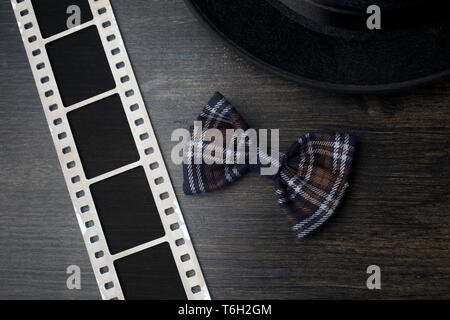 Cadre photo fête des pères heureux et Bow tie on wooden table Banque D'Images
