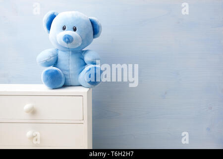 Ours en peluche jouet seul sur fond bleu Banque D'Images