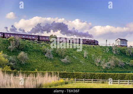 La duchesse de Sutherland sur la photo de la locomotive à vapeur traversant la rivière Weaver à Frodsham junction, Sutton Weaver sur le 2019 Grande-Bretagne Railtour. Banque D'Images