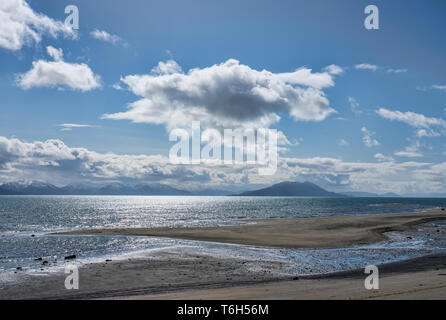Gustave-adolphe beach dans le sud-est de l'Alaska avec puffy nuages sur une belle journée ensoleillée. Banque D'Images
