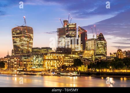 Le centre-ville de Londres avec Tamise coucher du soleil Banque D'Images