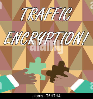 Texte de l'écriture écrit chiffrement du trafic. Photo conceptuelle méthodes de sécurisation de la transmission de l'information deux mains tenant Puzzle coloré Puz Banque D'Images