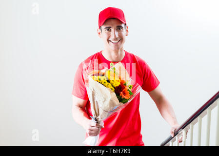 Delivery man carrying bouquet de fleurs Banque D'Images