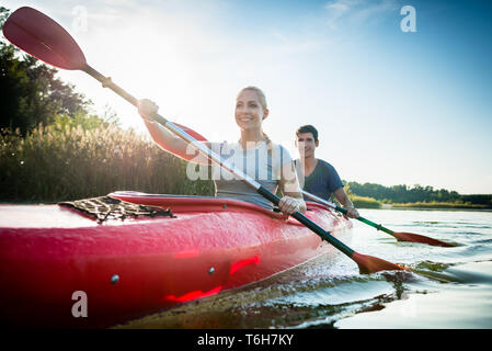 Couple confiant sur le lac de canotage Banque D'Images