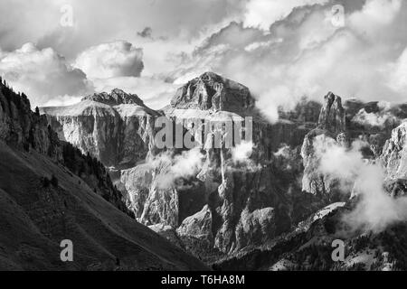 Le groupe de montagnes Sella, pic de Piz Ciavazes. Les Dolomites de Gardena. Alpes italiennes. Europe. Paysage de beaux-arts blanc noir. Banque D'Images