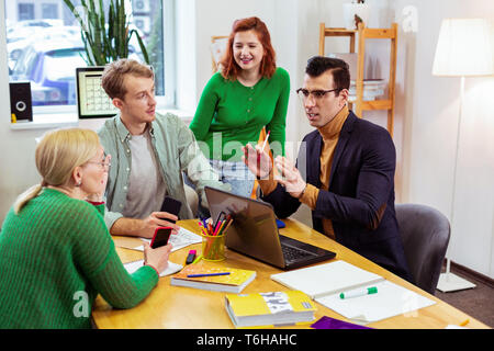 Nice bel homme gesticulant avec ses mains Banque D'Images