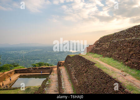 Le palais de citerne sur Sigiriya haut de la roche Banque D'Images