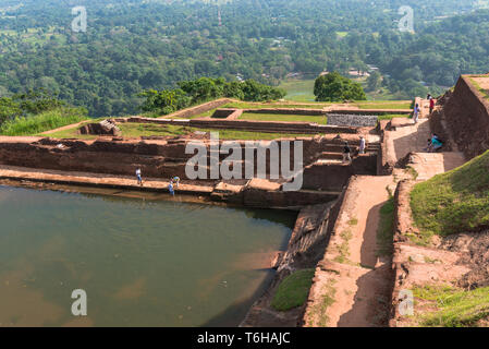 Le palais de citerne sur Sigiriya haut de la roche Banque D'Images