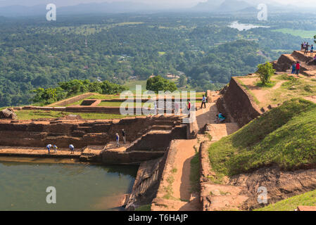 Le palais de citerne sur Sigiriya haut de la roche Banque D'Images