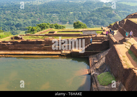 Le palais de citerne sur Sigiriya haut de la roche Banque D'Images